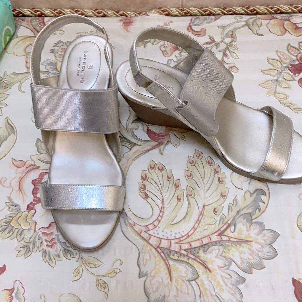 Bandolino wedges size 7.5 with elastic straps